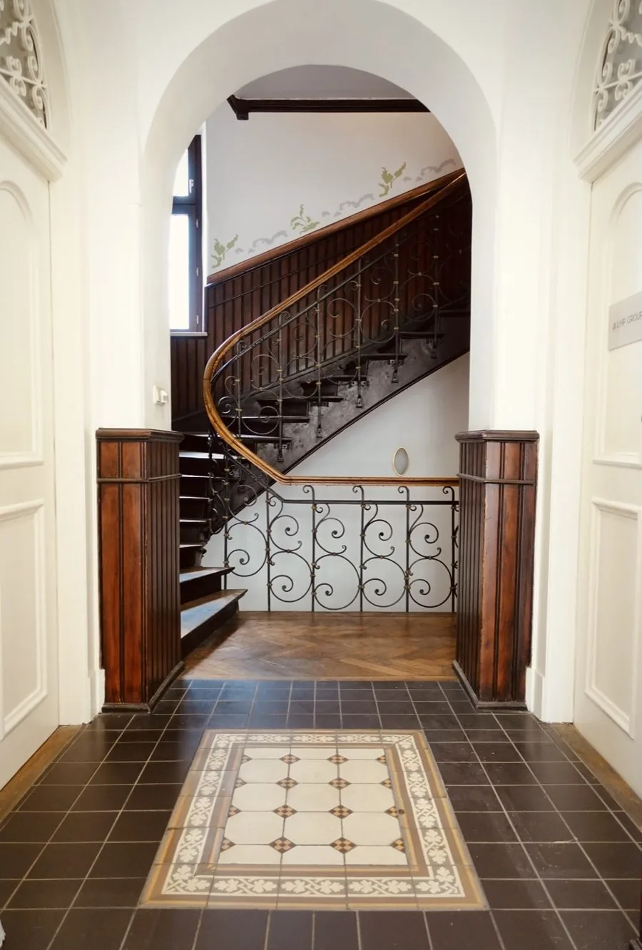 Eingang der Praxis – Jugendstil-Treppenhaus in der Triftstraße 13
